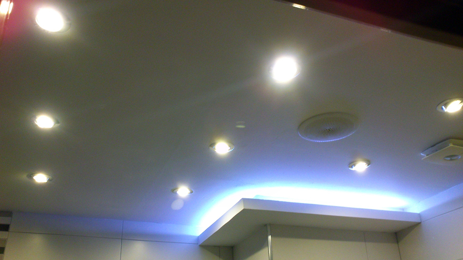 Iluminacion LED y sistema de musica ambiental.