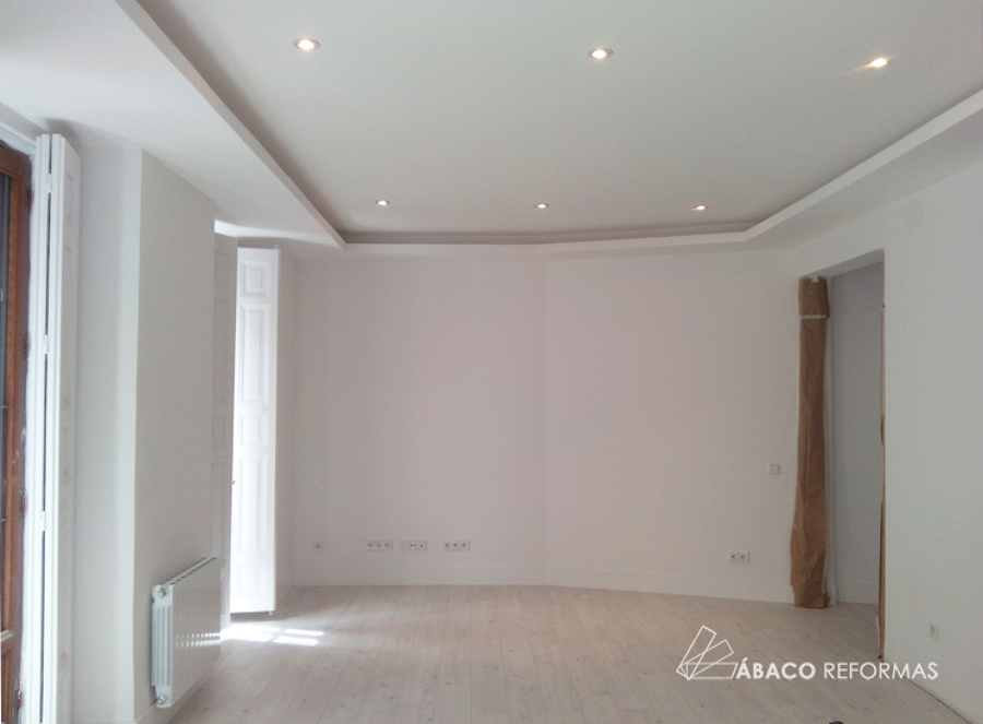 Iluminación puntual en salón-comedor.