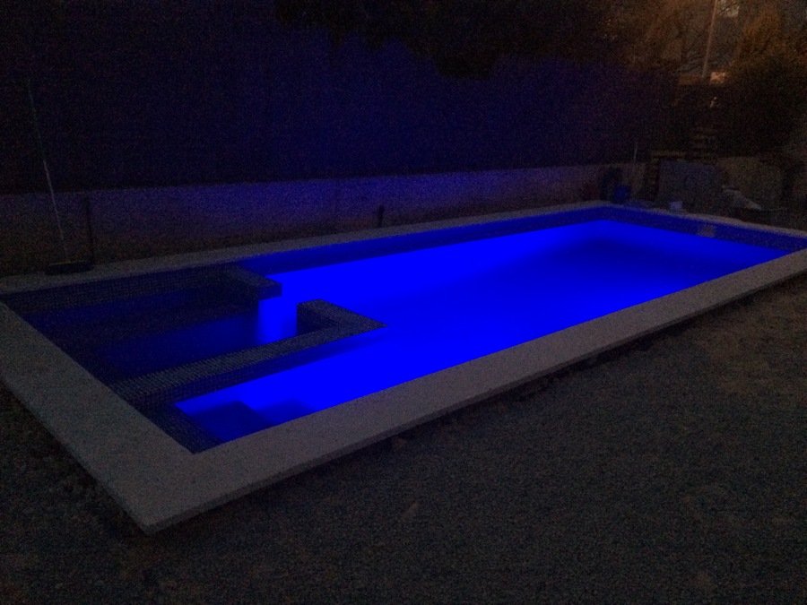 iluminación RGB de colores en piscina