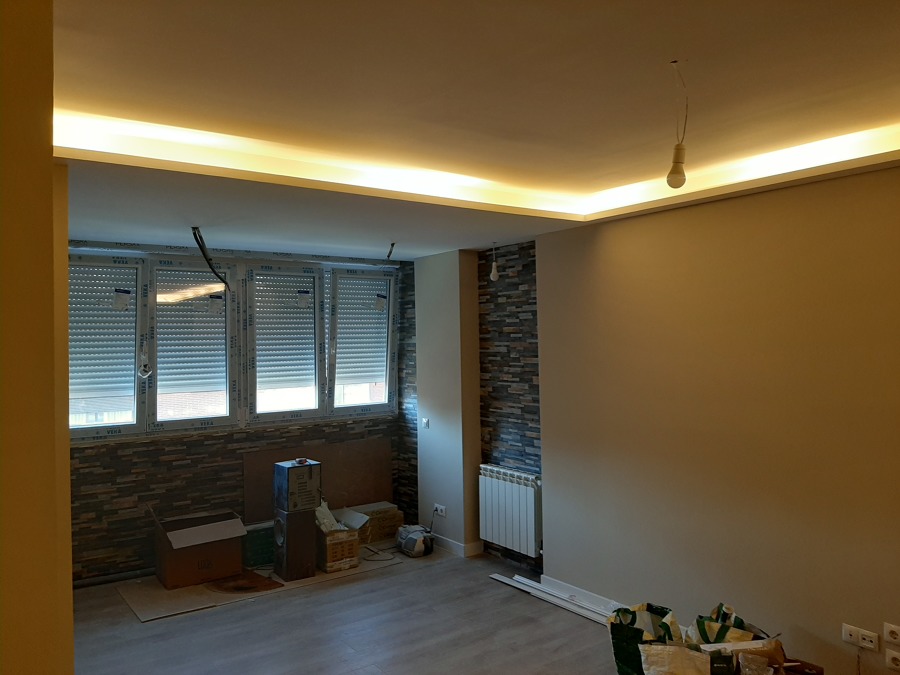 Iluminación y alicatado de lascas zona librería