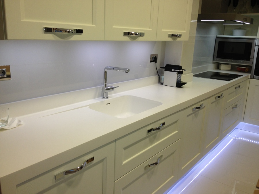 Iluminación zócalo led en cocina.