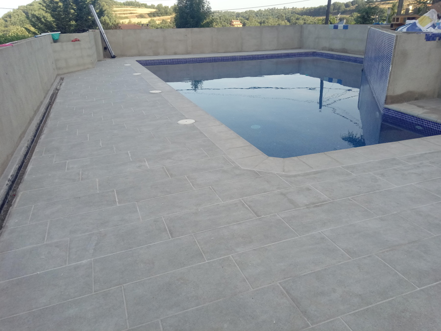 Imagen general del entorno de la piscina.