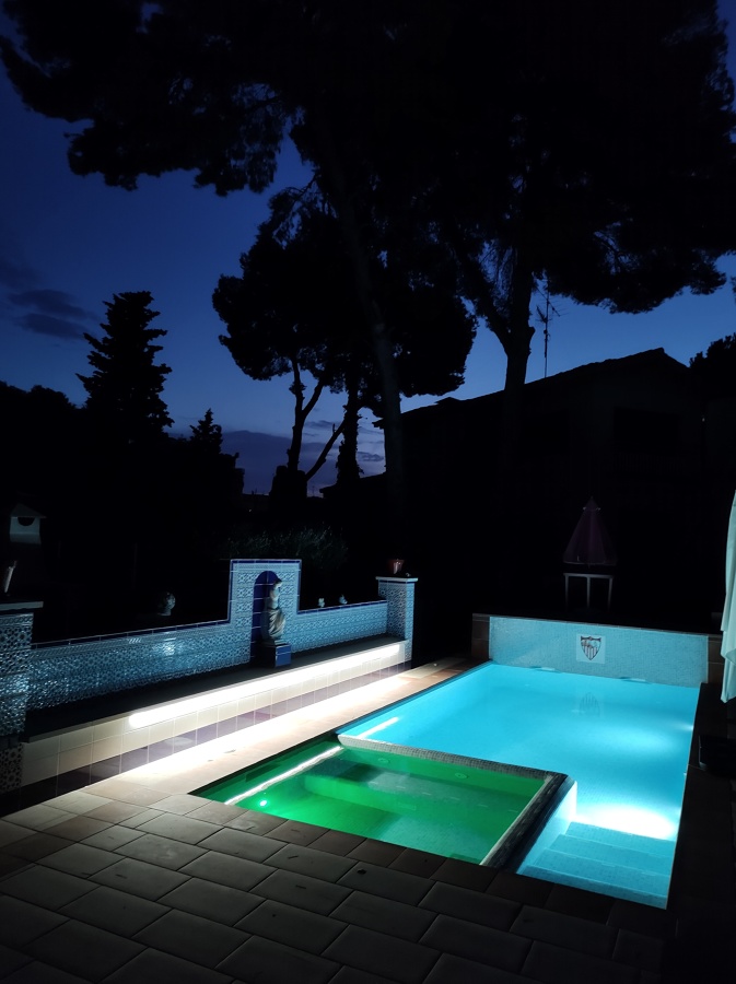 Imagen nocturna. Spa con iluminación RGB.