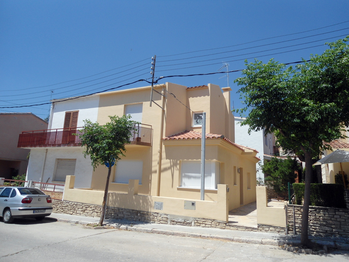 Imatge exterior de la reforma d'un habitatge aparellat