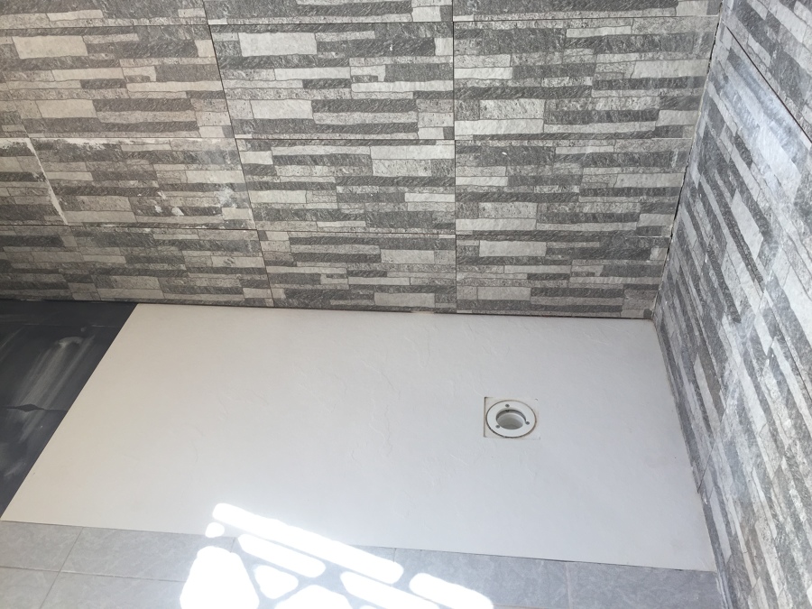 Imitación a piedra tanto en azulejo como en plato de ducha.