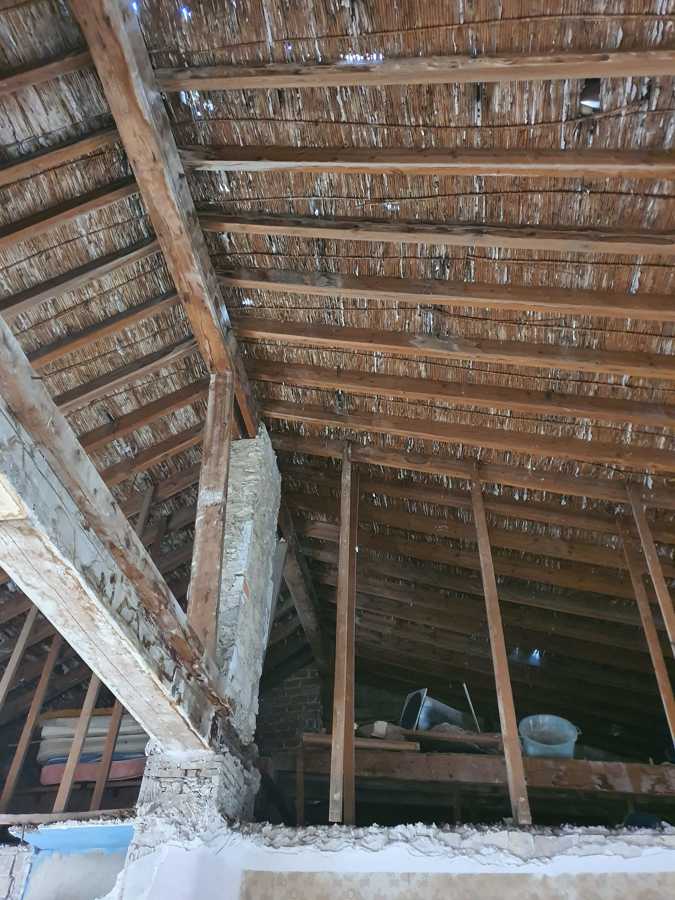 Impresionante tejado a dos aguas de madera