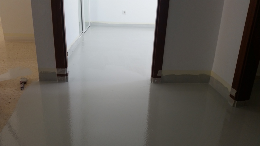 Imprimación antes de aplicar la resina epoxi 