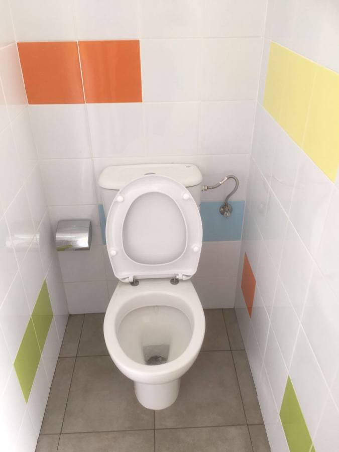 Inodoro con dispensador de papel higiénico.