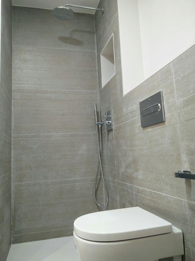 inodoro - ducha con grifería empotrada