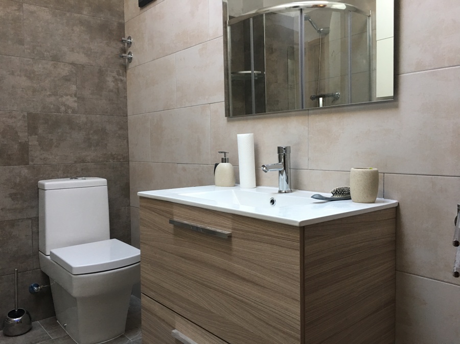 Inodoro, lavabo y espejo 