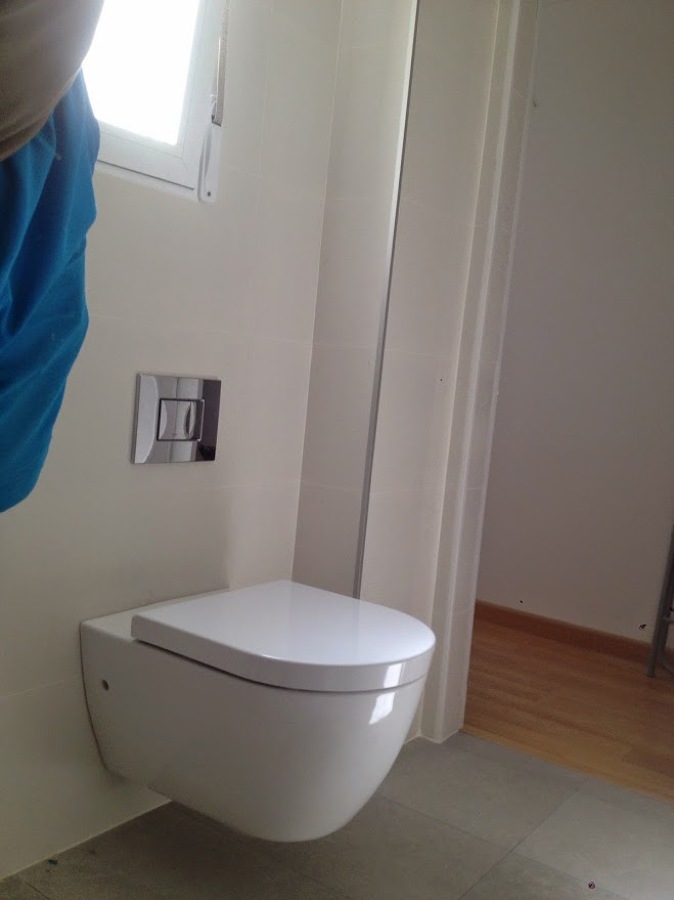 Inodoro suspendido con cisterna empotrada 