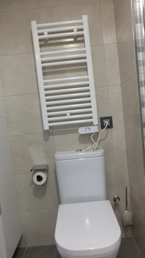 INODORO Y RADIADOR ELÉCTRICO SECATOALLAS