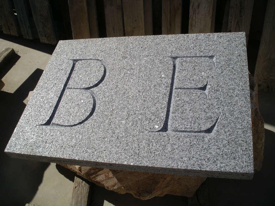 inscripción en granito de 30 cm de altura de letra