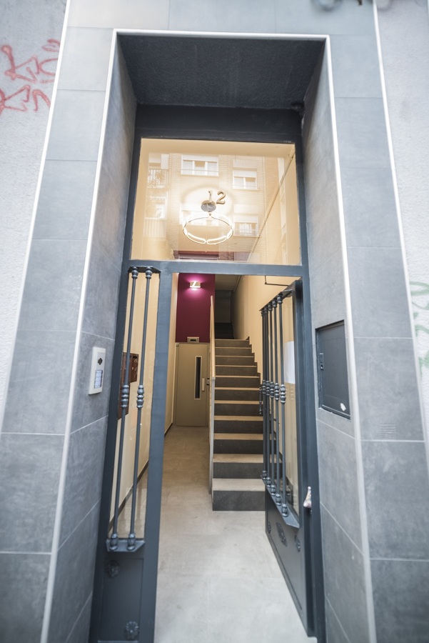 Instalación ascensor con escaleras estrechas