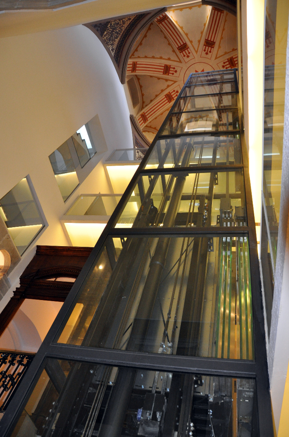 INSTALACIÓN ASCENSOR EN HUECO DE ESCALERA