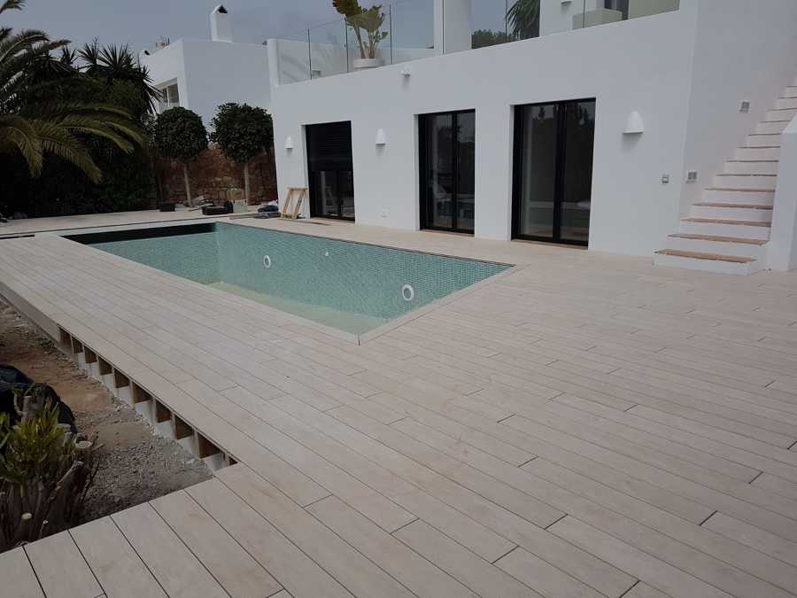 Instalación Carpintería madera en suelos exterior.