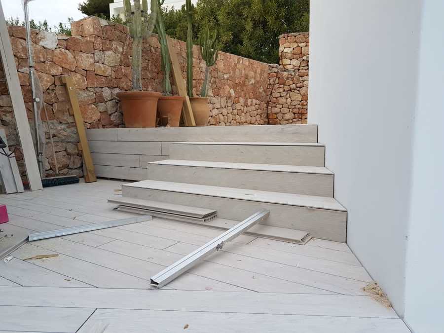 Instalación Carpintería madera en suelos exterior.