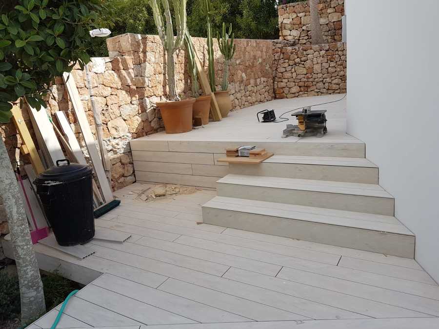 Instalación Carpintería madera en suelos exterior.