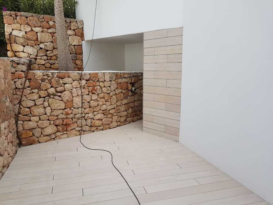 Instalación Carpintería madera en suelos exterior.