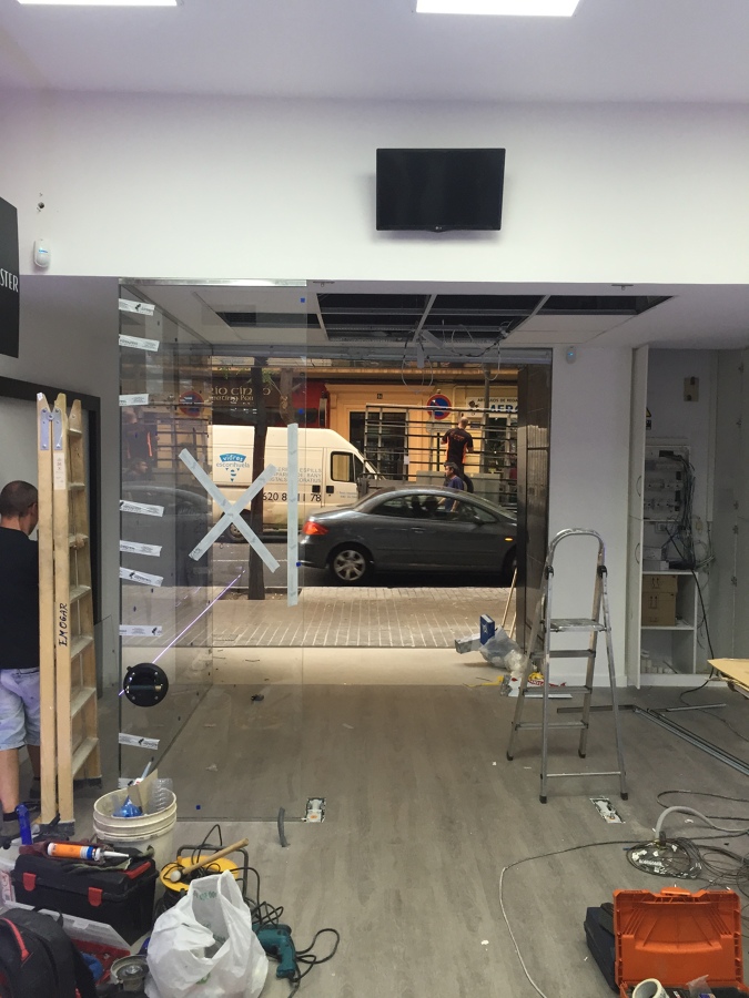 Instalacion comercial de Perfumeria con vidrios Extraclaros
