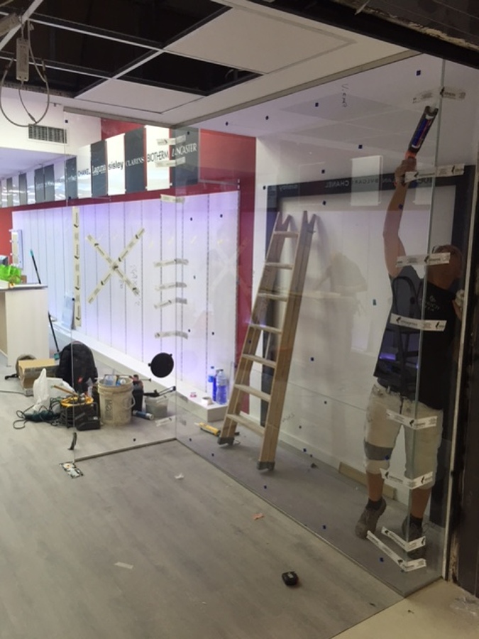 Instalacion comercial de Perfumeria con vidrios Extraclaros