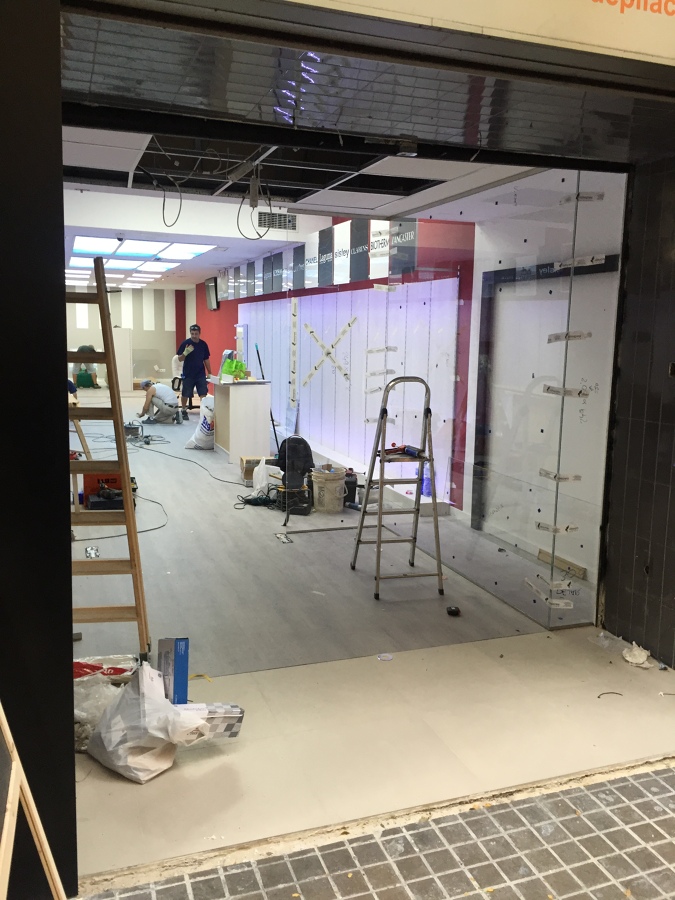 Instalacion comercial de Perfumeria con vidrios Extraclaros