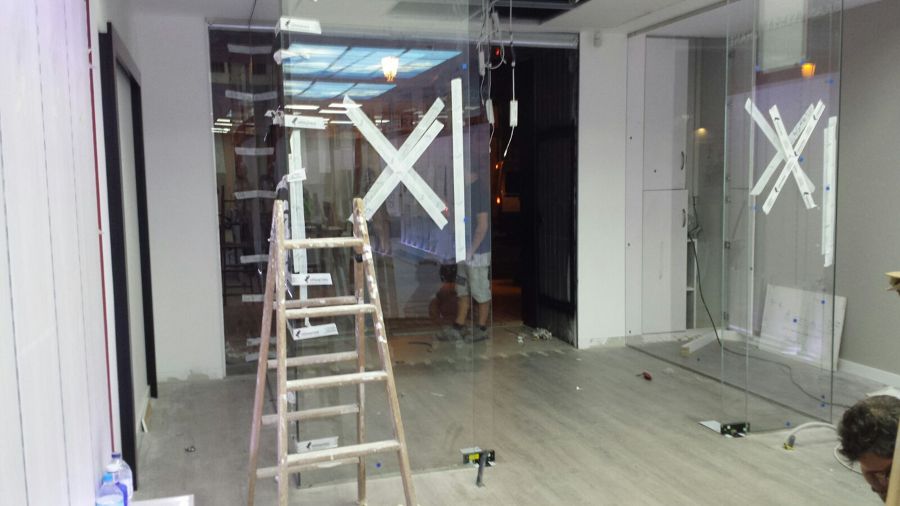 Instalacion comercial de Perfumeria con vidrios Extraclaros