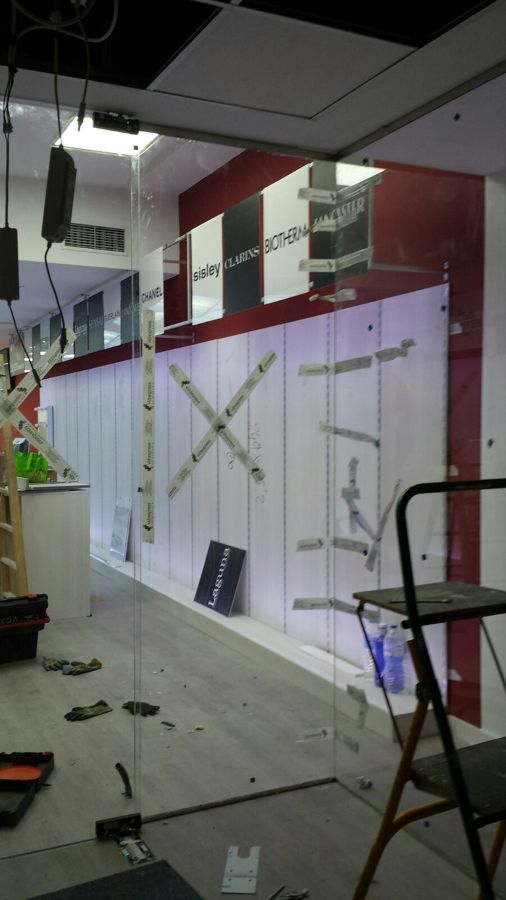 Instalacion comercial de Perfumeria con vidrios Extraclaros