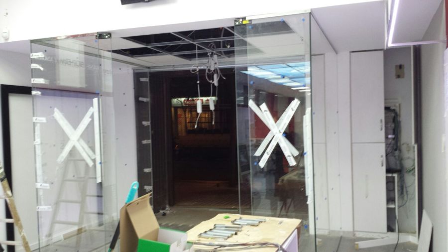 Instalacion comercial de Perfumeria con vidrios Extraclaros