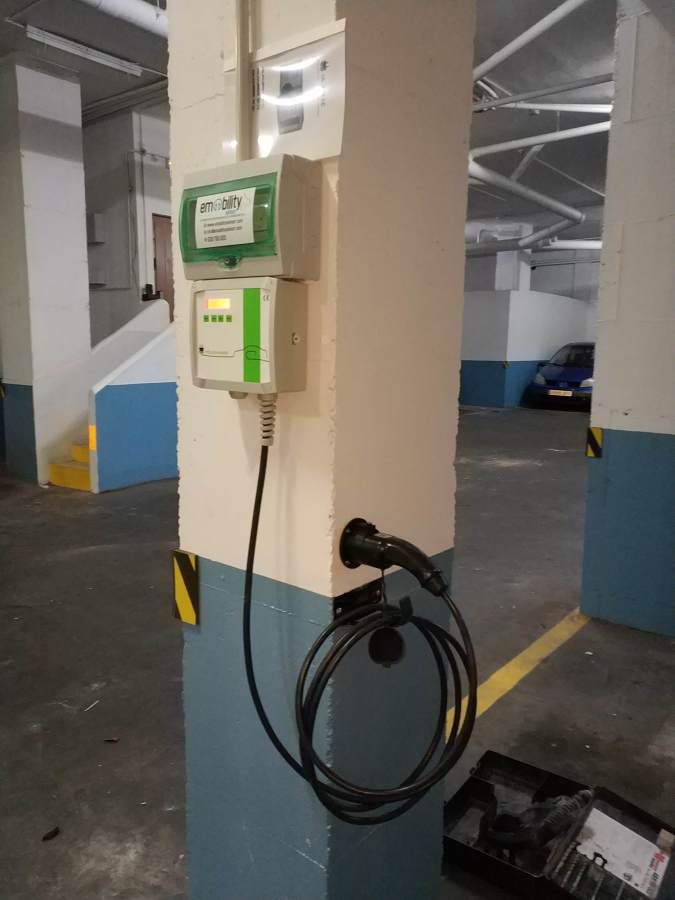 Instalación con soportes para cable y clavija.