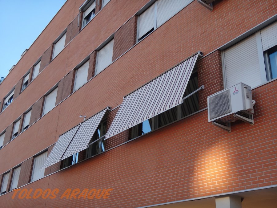 Instalación de 4 Toldos Portada cofres en Valdemoro