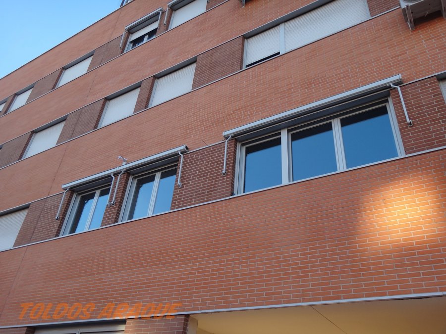 Instalación de 4 toldos portada cofres en Valdemoro