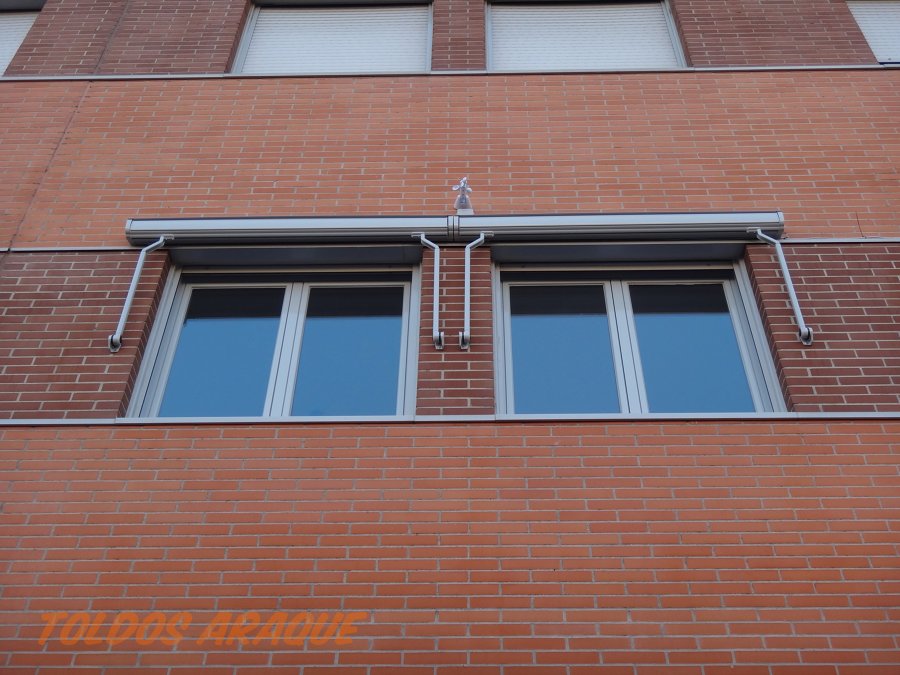 Instalación de 4 toldos portada cofres en Valdemoro