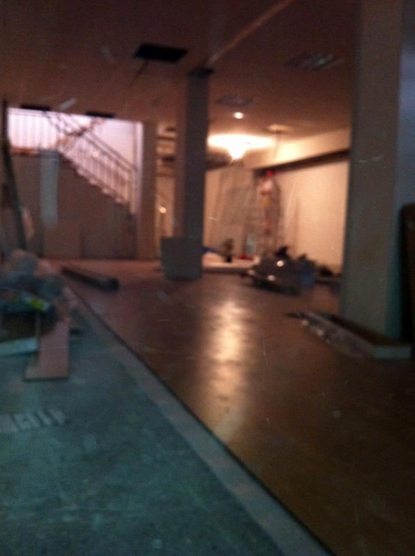 Instalación de 450 M2 y escalera de laminado AC5