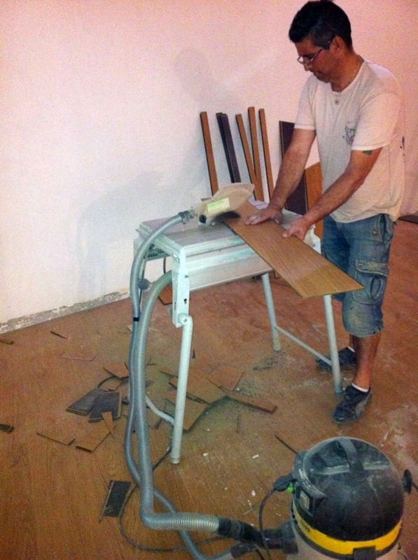 Instalación de 450 M2 y escalera de laminado AC5