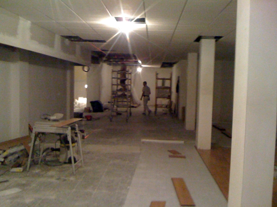 Instalación de 450 M2 y escalera de laminado AC5