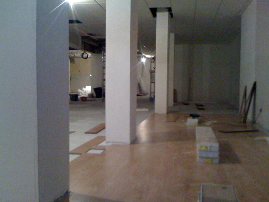 Instalación de 450 M2 y escalera de laminado AC5