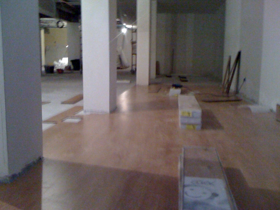 Instalación de 450 M2 y escalera de laminado AC5