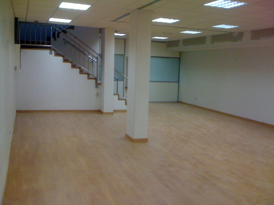 Instalación de 450 M2 y escalera de laminado AC5