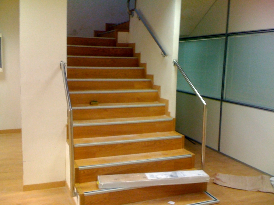 Instalación de 450 M2 y escalera de laminado AC5