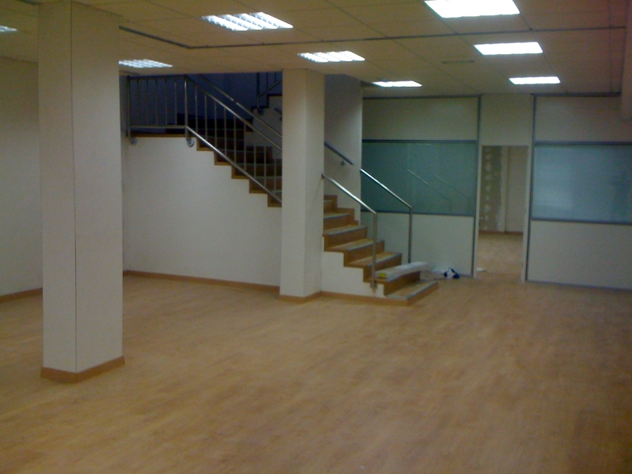 Instalación de 450 M2 y escalera de laminado AC5