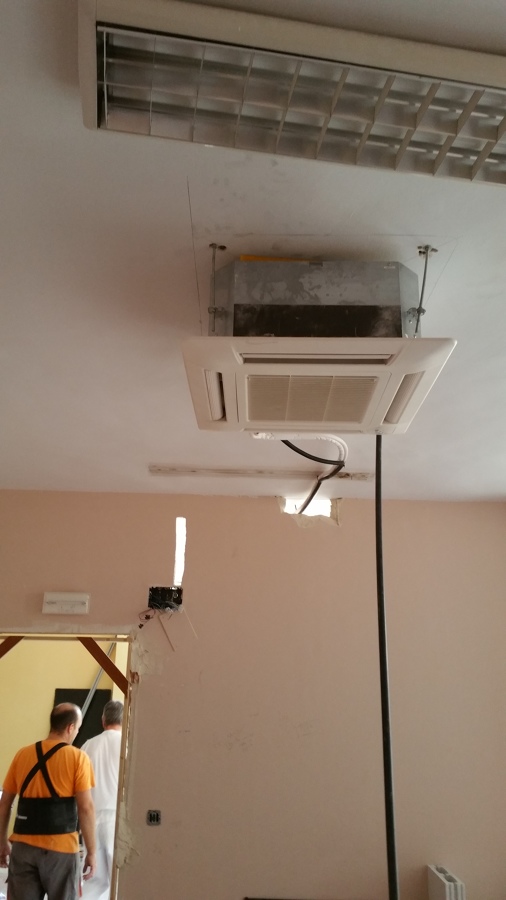 Instalación de aire acondicionado de tipo cassette