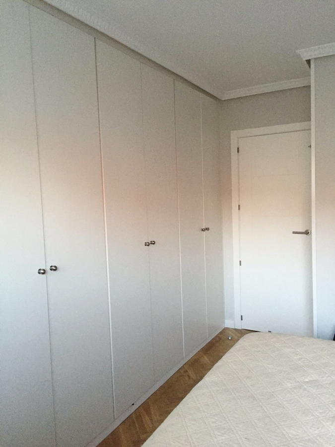 Instalación de armario en malemina blanca