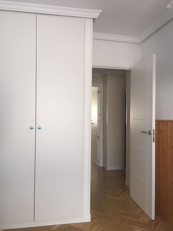 Instalación de armarion en melamina blanca
