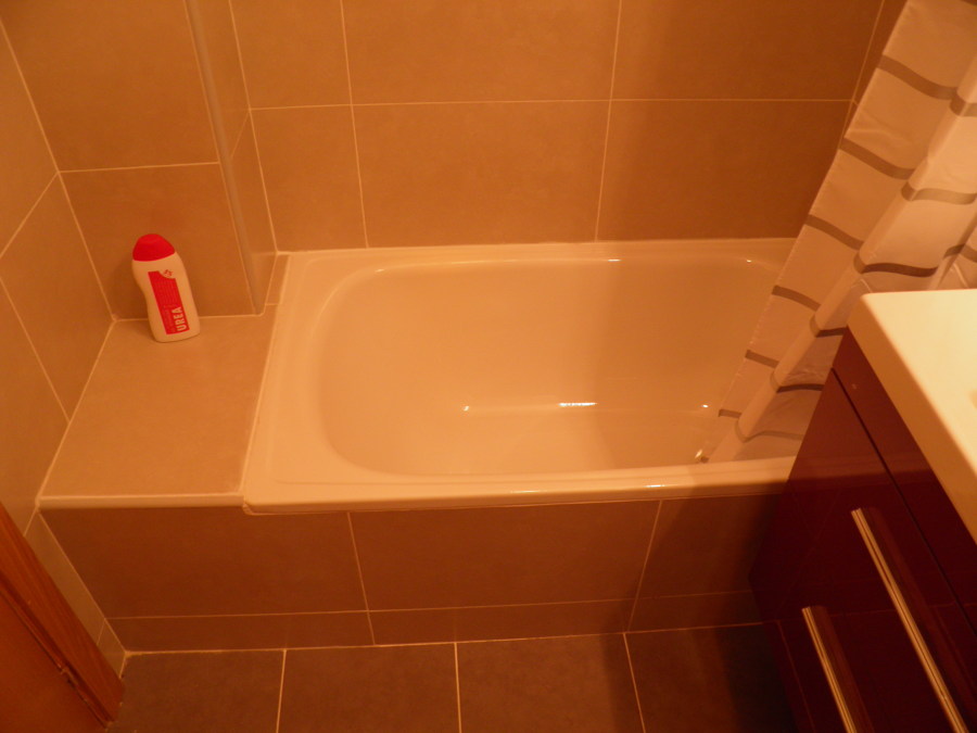 Instalacion de bañera con baldosa terminada
