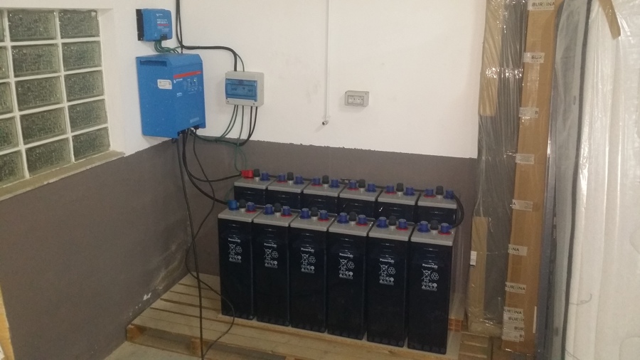 Instalación de baterías, inversor, maximizador y cuadro eléctrico en nave