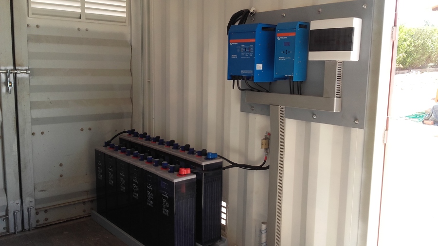 instalación de baterias,inversor y regulador para placas solares fotovoltaicas