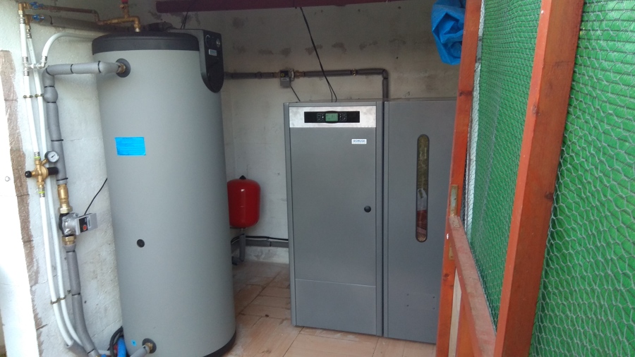 Instalación de caldera de biomasa y depósito de inercia