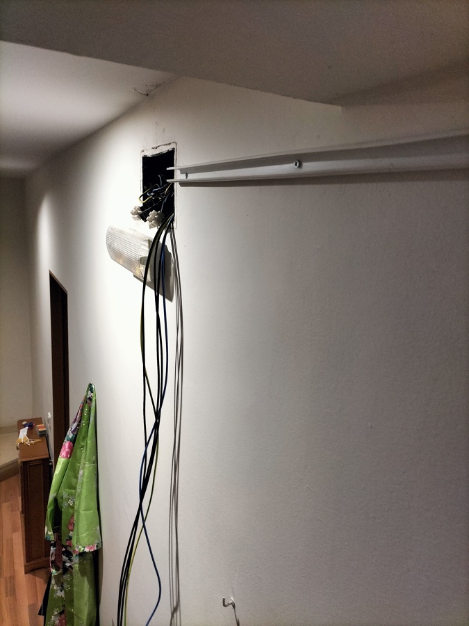 Instalación de canaleta superficial en parking