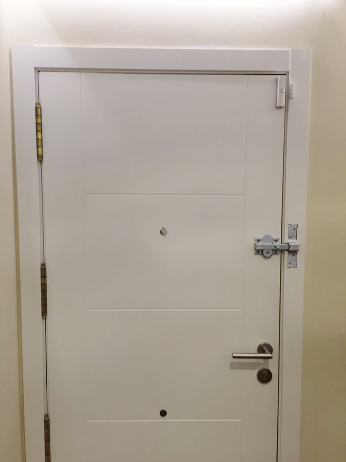 Instalación de carpelino en puerta de entrada